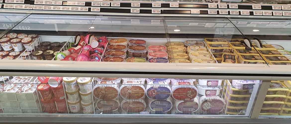 Verschiedene Eismarken im Kühlregal des Supermarkts