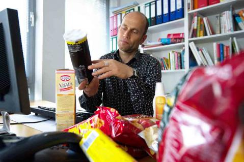 Verbraucherzentrale Hamburg: Mitarbeiter prüft Mogelpackungen