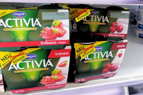 Activia Joghurt von Danone im Regal mit Zusatz noch weniger