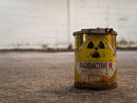 Gelber Container mit Symbol für Radioaktivität