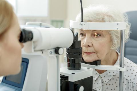 Augenärztin untersucht ältere Dame