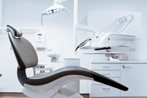 Zahnarztstuhl in einem Behandlungszimmer