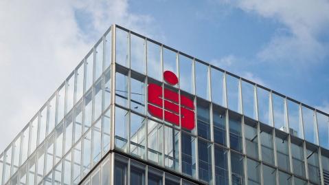 Glasfassade mit rotem Sparkassen-Logo