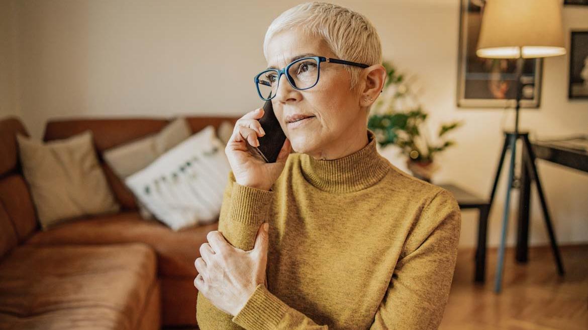 Ältere Frau am Telefon