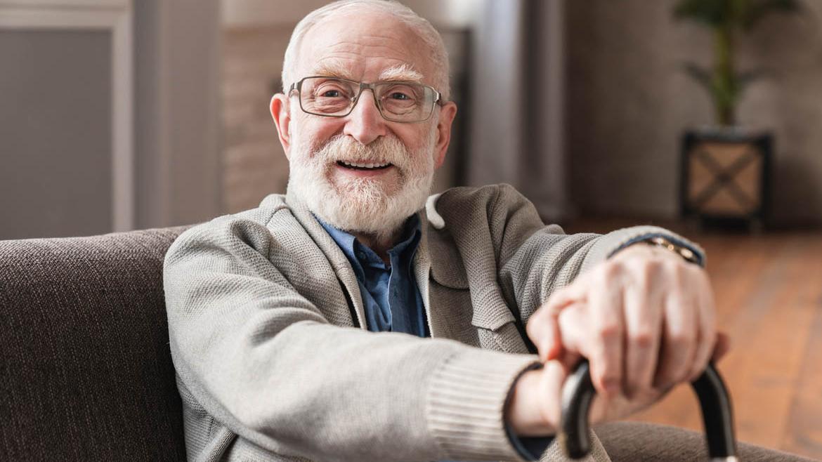 Älterer Mann mit Stock