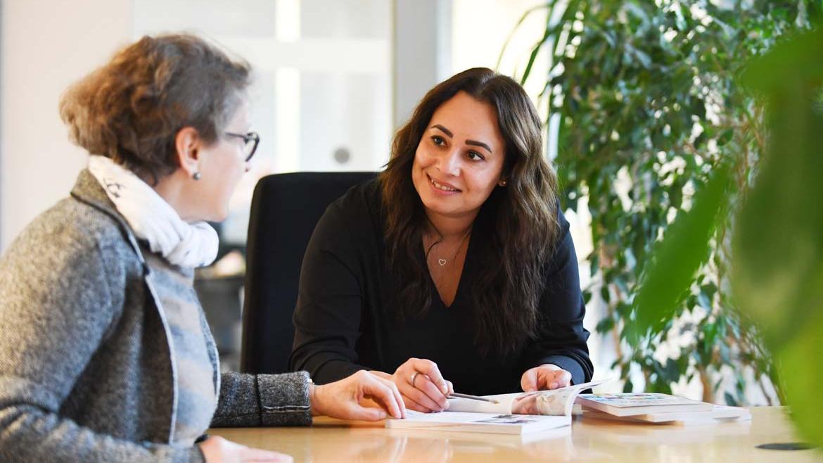 Anmeldung zur Schuldnerberatung in der Verbraucherzentrale Hamburg - zwei Frauen im Gespräch