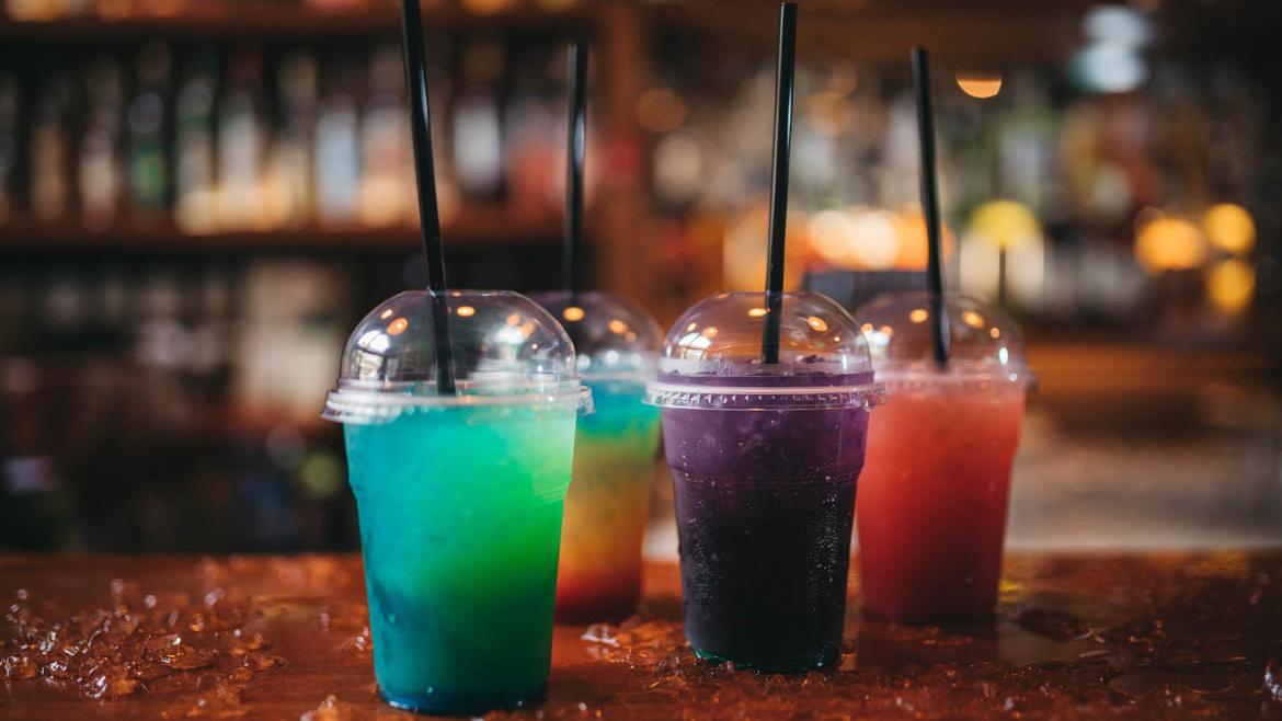 Becher mit buntem Slush-Eis