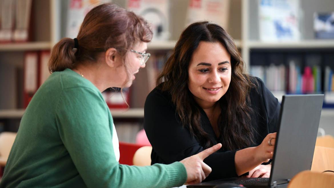 Zwei Frauen schauen auf einen Laptop - Beratungsgespräch in der Verbraucherzentrale