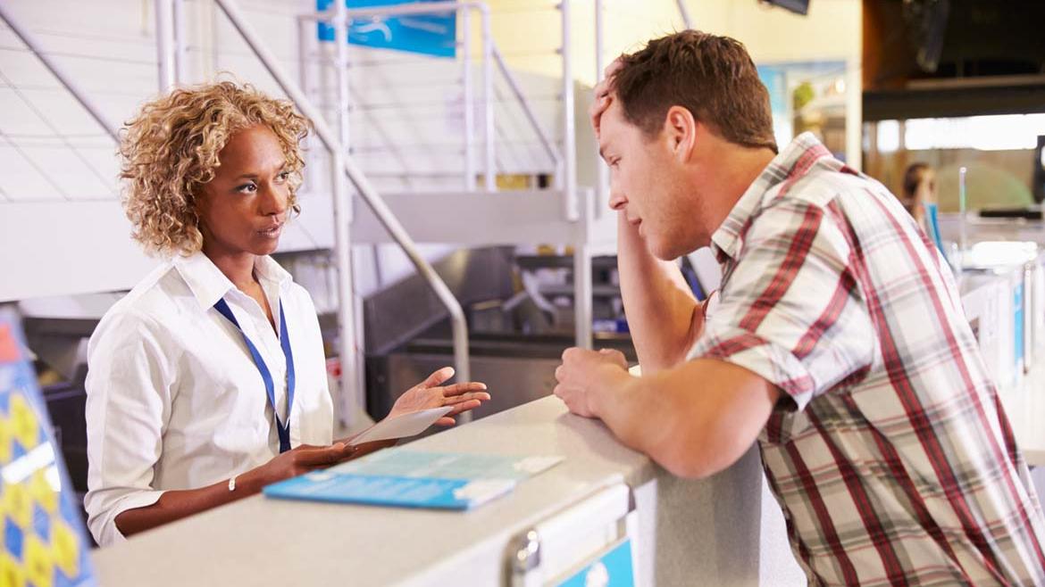 Mann beschwert sich am Flughafen