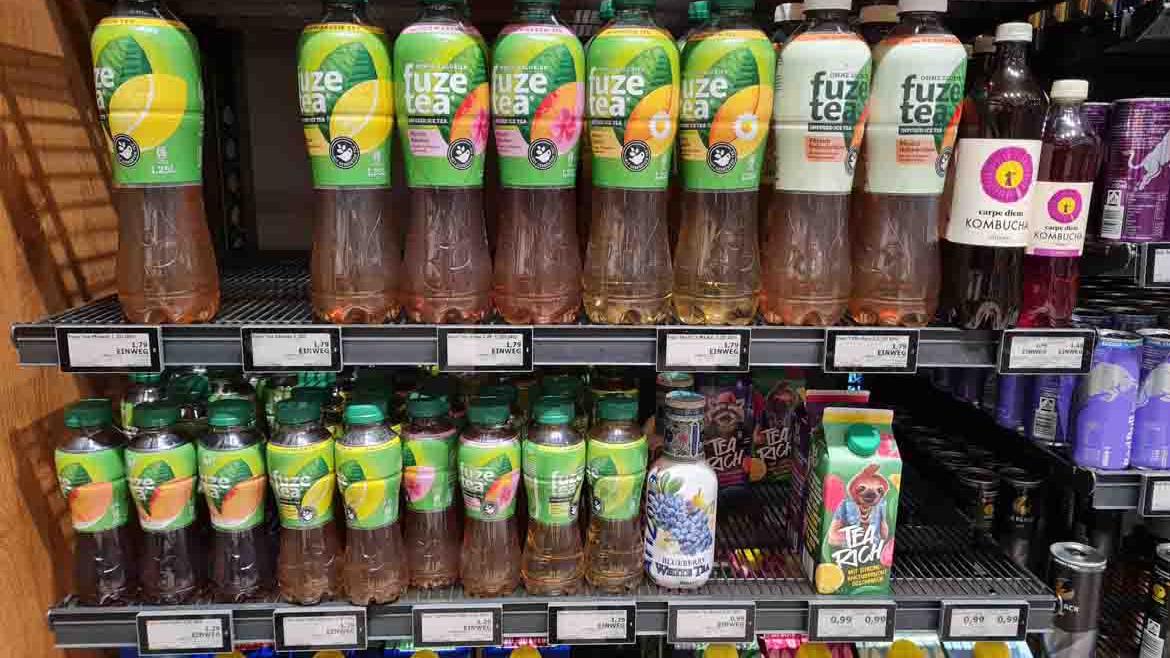 Flaschen mit Getränk Fuze Tea von Coca-Cola im Regal