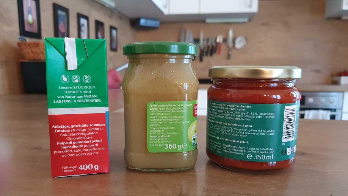 Lebensmittelverpackungen mit Füllmengen auf Küchentresen