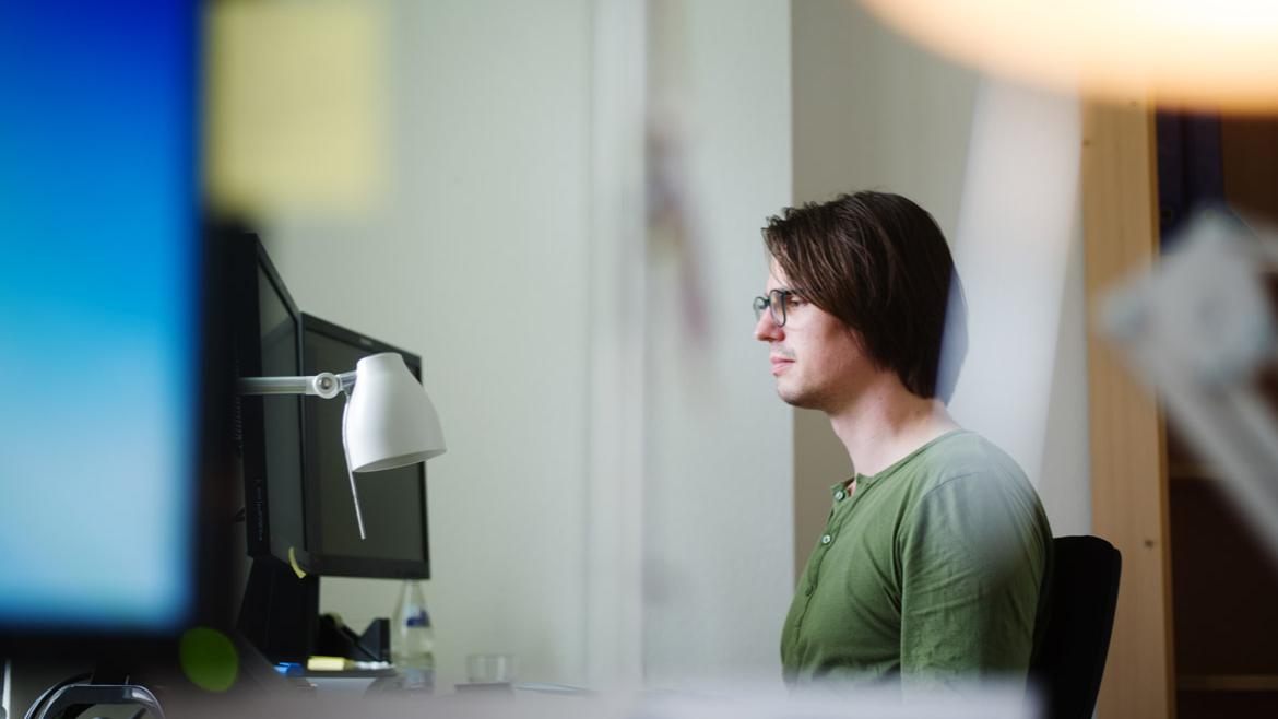 Mitarbeiter der Verbraucherzentrale arbeitet am PC