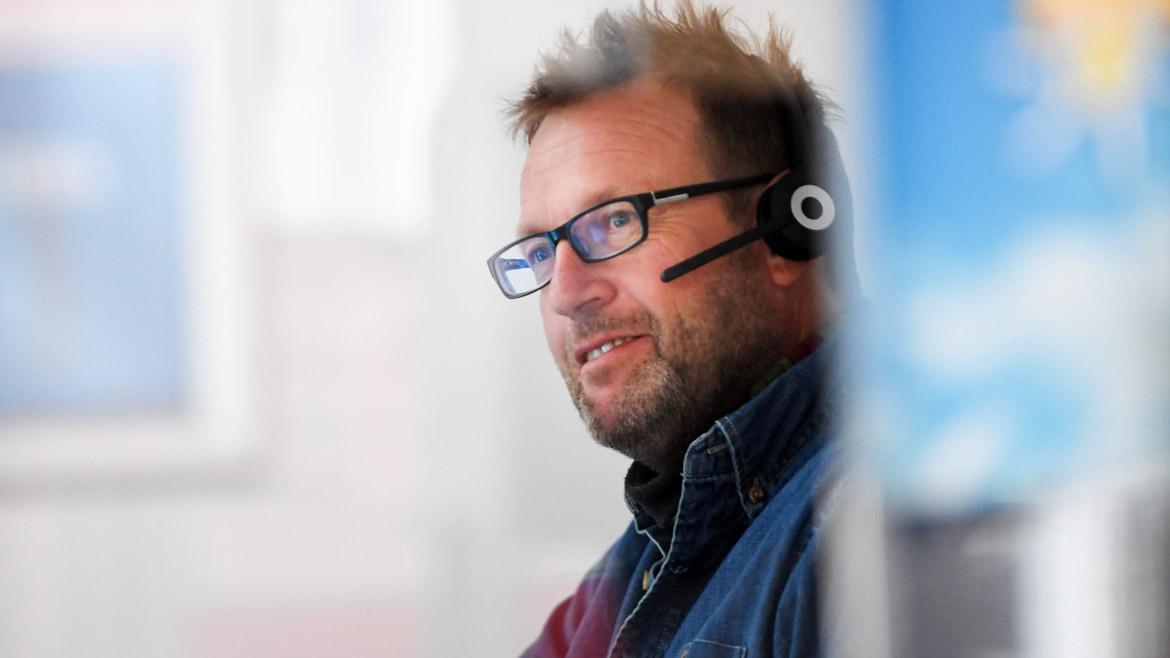 Mitarbeiter der Verbraucherzentrale mit Headset