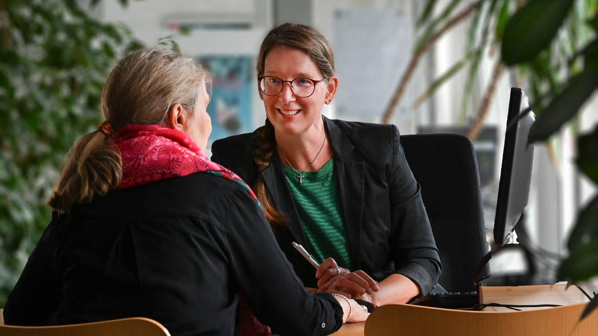 Mitarbeiterin der Verbraucherzentrale bei der Beratung