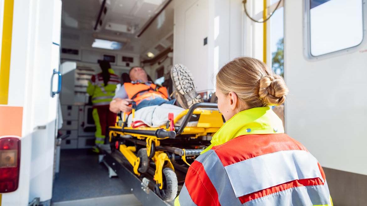 Rettungswagen im Einsatz mit Rettungssanitäterin