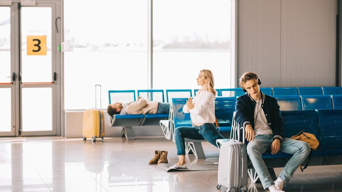 Warten im Terminal am Flughafen
