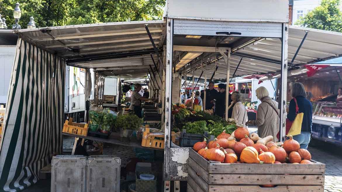 Verkaufsstand mit Obst und Gemüse auf einem Wochenmarkt in Hamburg