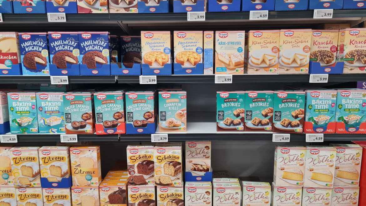 Übersicht der Dr. Oetker Backmischungen in einem Supermarktregal