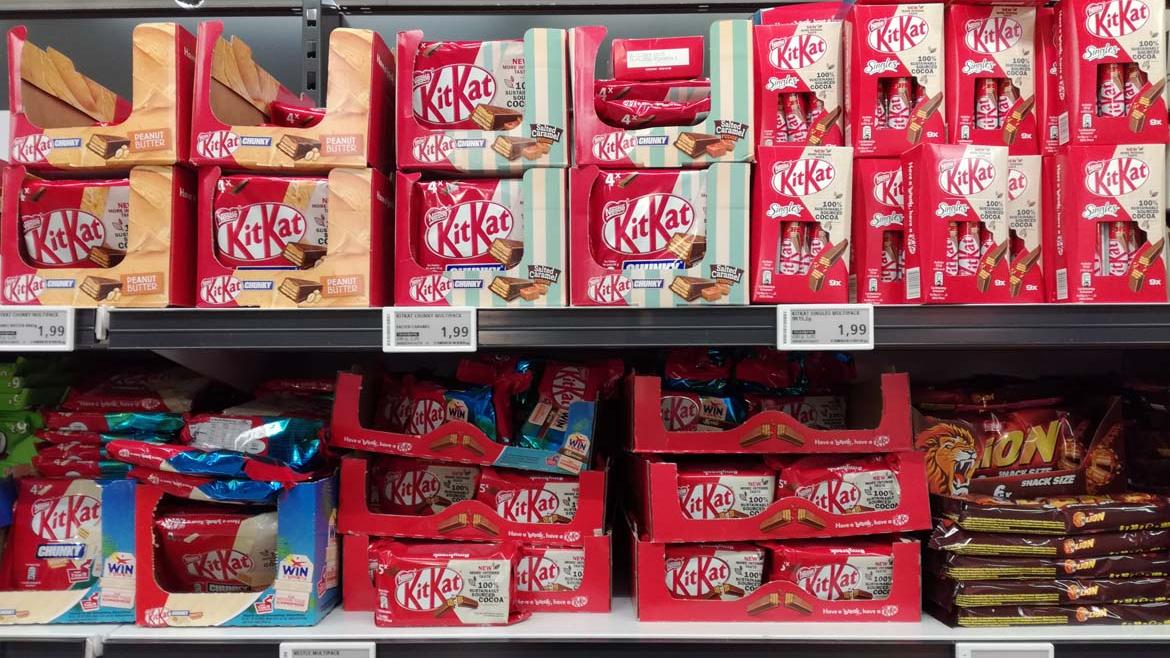 Supermarktregal mit Kitkat-Produkten