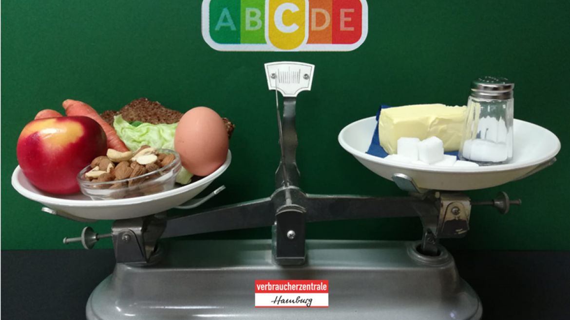 Verschiedene Lebensmittel auf Waage zwischen Nutri-Score