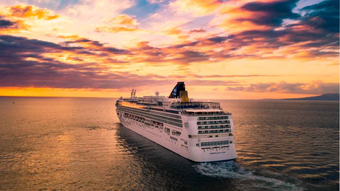 Kreuzfahrtschiff im Sonnenuntergang