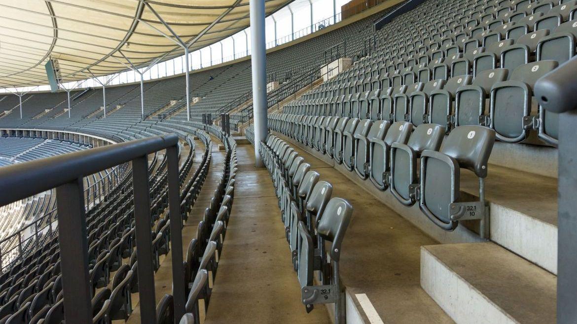 Leere Ränge im Fußballstadion 