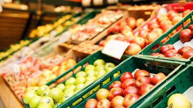 Äpfel in Kisten zur Auslage im Supermarkt