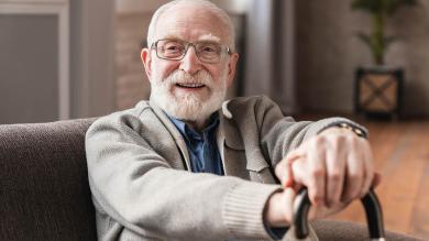 Älterer Mann mit Stock