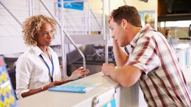 Mann beschwert sich am Flughafen