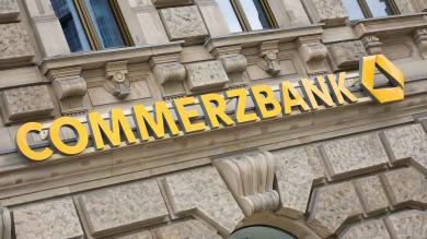 Gebäude mit Schild der Commerzbank