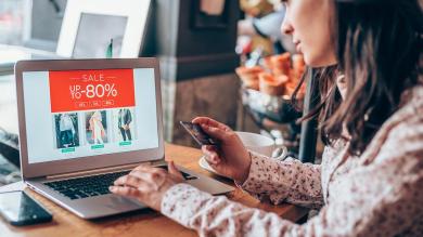 Frau beim Shoppen am Laptop