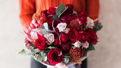 Frau mit Blumenstrauß in der Hand