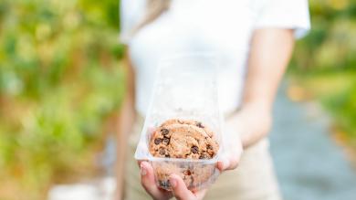 Frau mit Packung Keksen in der Hand