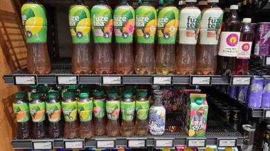 Flaschen mit Getränk Fuze Tea von Coca-Cola im Regal