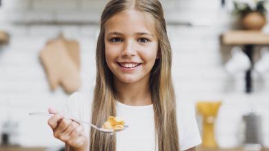 Mädchen mit Löffel in der Hand