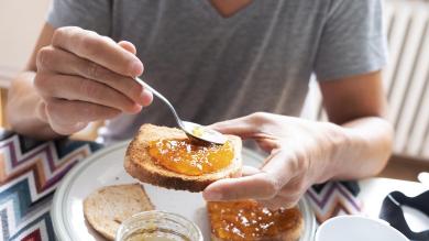 Mann isst Toast mit Marmelade