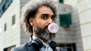 Mann macht Kaugummiblase