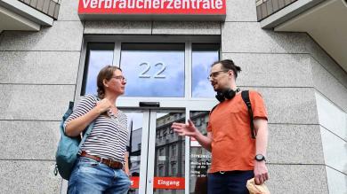 Mitarbeiter vor dem Eingang der Verbraucherzentrale