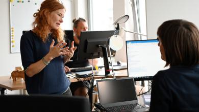 Mitarbeiterinnen der Verbraucherzentrale im Gespräch