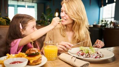 Mutter und Tochter essen im Restaurant
