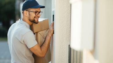 Paketzusteller klingelt an Haustür