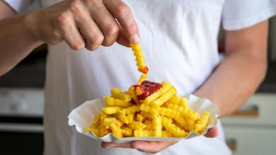 Pommes mit Ketchup in Schale