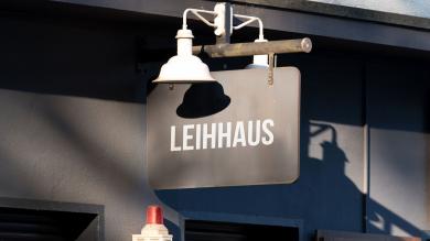 Schild an Pfandleihhaus