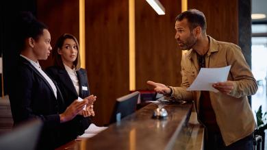 Unzufriedener Hotelgast an Rezeption
