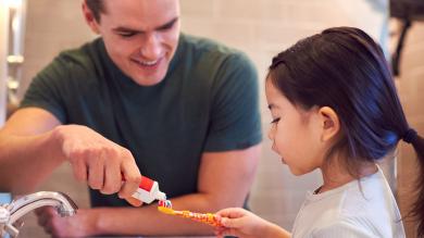 Vater und Tochter beim Zähneputzen