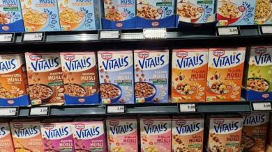 Supermarktregal mit Vitalis Müsli von Dr. Oetker