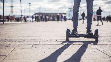 Mensch auf Hoverboard