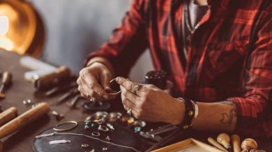 Pfandleiher mit Schmuck in der Hand 