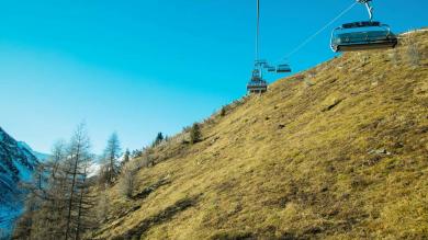 Grüne Skipiste im Winter mit Skilift