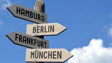 Straßenschilder weisen den Weg nach Hamburg, Berlin, Frankfurt und München
